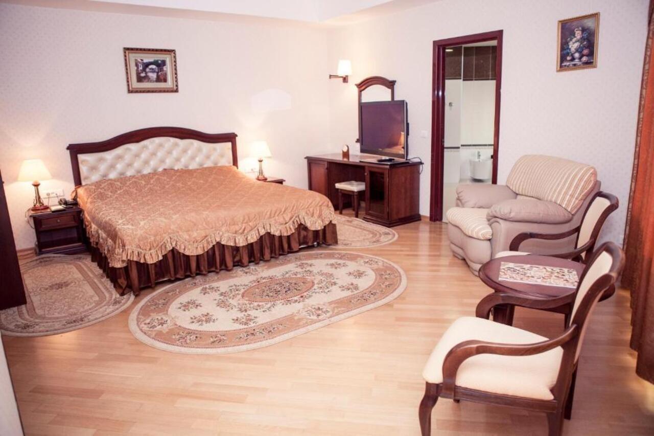 Grand Hotel Victory Aktau  Ngoại thất bức ảnh A bedroom