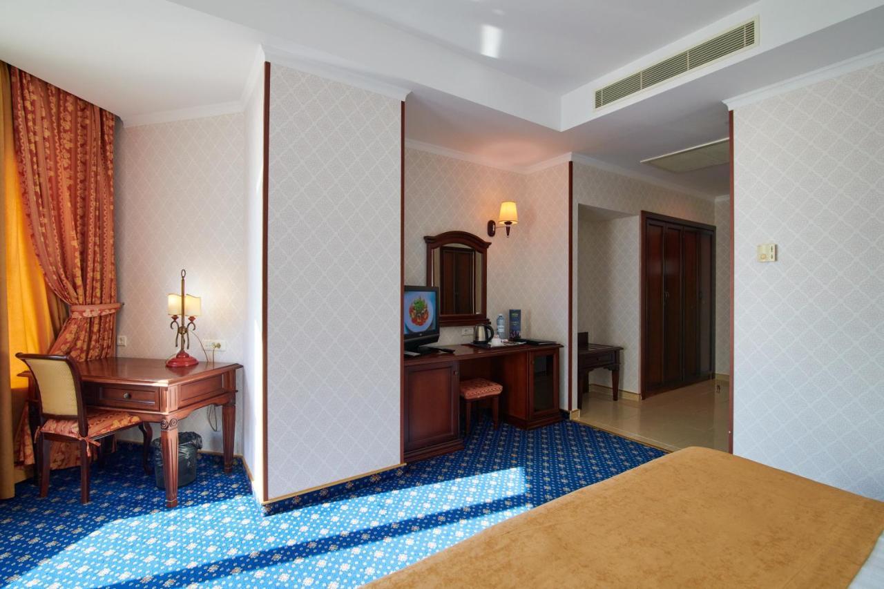 Grand Hotel Victory Aktau  Ngoại thất bức ảnh A room at the hotel