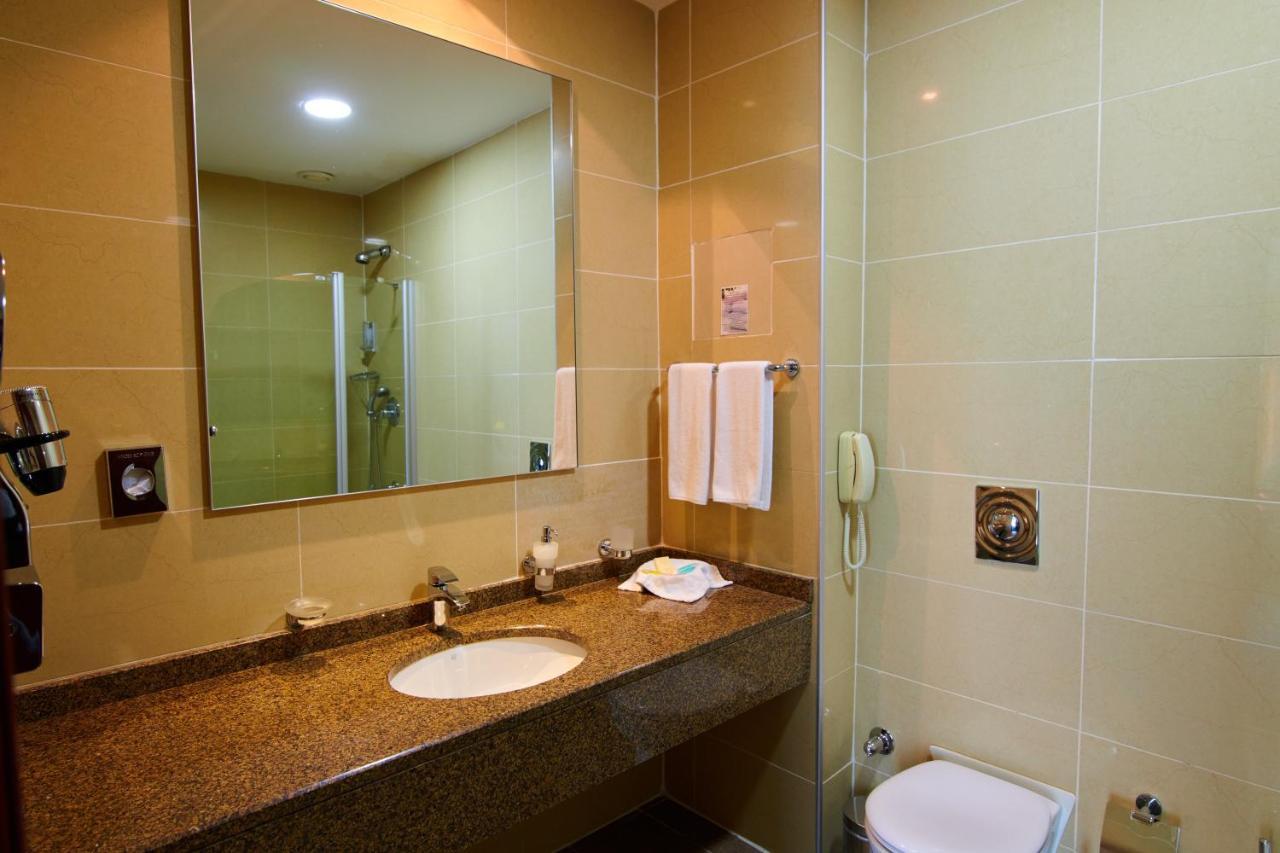 Grand Hotel Victory Aktau  Ngoại thất bức ảnh Bathroom