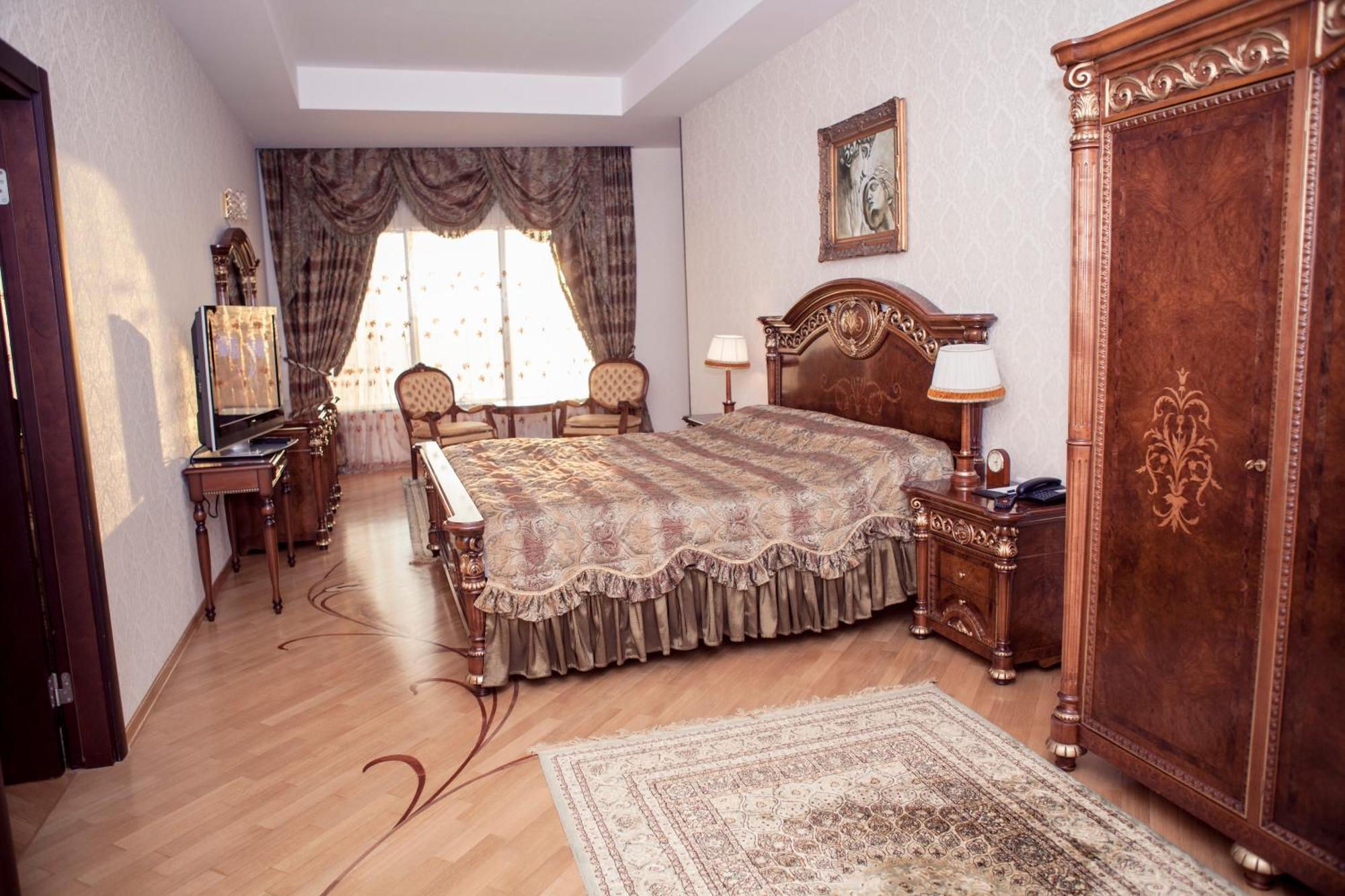 Grand Hotel Victory Aktau  Ngoại thất bức ảnh A bedroom