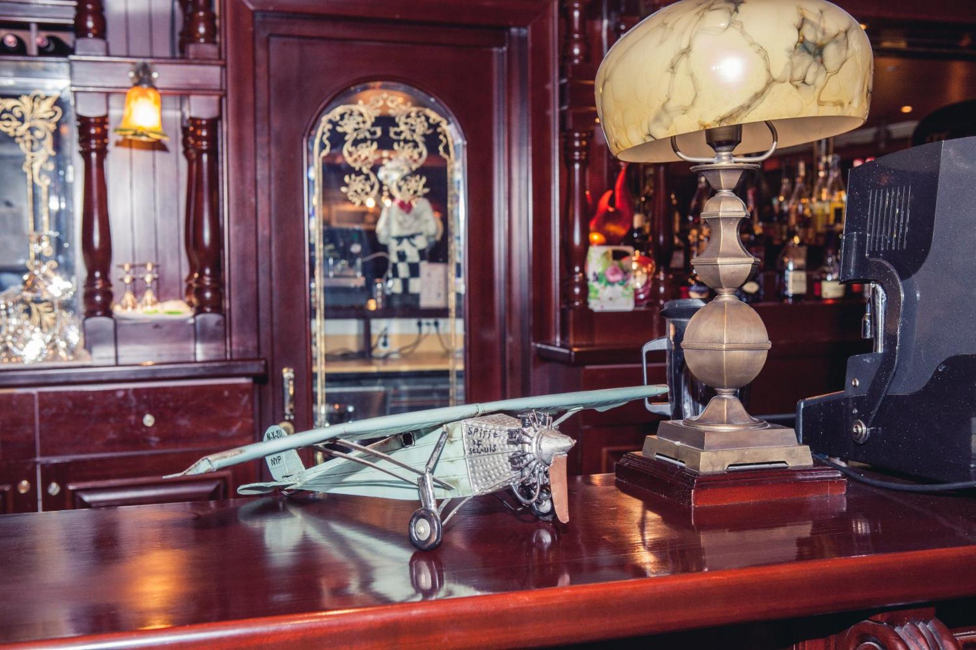 Grand Hotel Victory Aktau  Ngoại thất bức ảnh The bar at the 1905